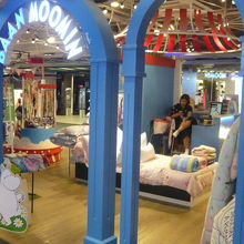 吃驚するような形になっている店舗です。家具屋さんなのでしょう