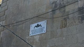 この教会の下のオールドベーカリー通り沿いの広場から海とマノエル島を展望した