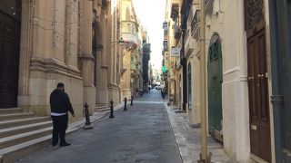 サウスストリートとの角に騎士団の像あった。