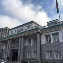 青空に映えた建物が美しい。