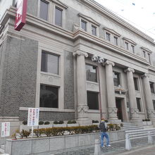 立派な南都銀行本店の建物が目立つ