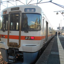 全線を直通する電車は、３両編成の快速電車並みの車両だ。