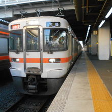 豊橋駅から名古屋、岐阜へは名鉄特急と競合で快速電車が多い