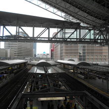 大阪駅は、大屋根がかかって、見違える姿に変わった。