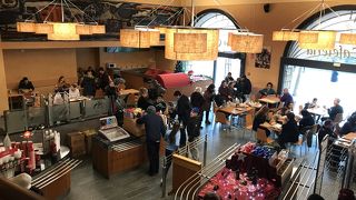 駅前のカフェテリア