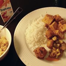 ラウンジの料理はちょっとバリエーションに欠けるかな