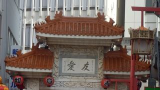 神戸の中華街に入る三つある門の一つで中華街(神戸では南京町と呼ぶ)の東側入口に建っ門のこと