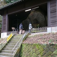 建物で覆われた石仏