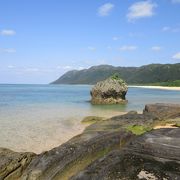 白い砂浜が続きます