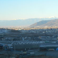 笹子トンネルを抜けると、甲府盆地の先に南アルプスの山々