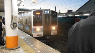 中央線にも単線区間や支線がある。冬の晴れた日は雪山がきれい。