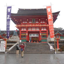 稲荷駅のすぐ前は伏見稲荷大社