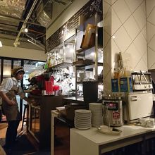 猪のかぶりもの…怪しい(でも接客は丁寧)