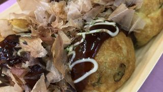 オヤジは仕事帰りにたこ焼き肴にビール、高校生達は部活帰りにワイワイ