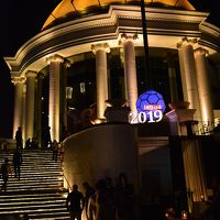 68階にあるルーフトップドーム。夜はライトアップされ美しい