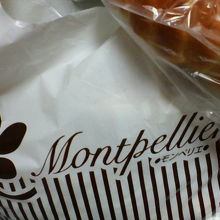 豊富な焼き立てパンを揃えてます