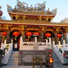 色鮮やかで煌びやか！