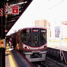 オレンジ色一色の昔風の車両から様変わりしていました