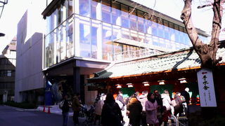 改装され大きな手水舎や交流館ができてました