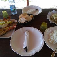 モロ島でのランチ、大きなロブスターと白身の魚、パパイヤサラダ