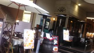 お店の中よりも外の方が座席数が多い