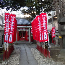 赤いのぼりの参道