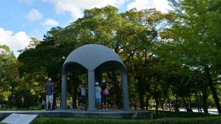 平和公園の中にあります。