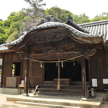 破風が印象的な社殿だ