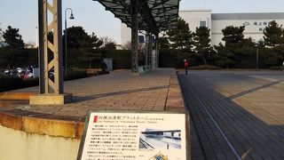 港の近くに休憩所あり