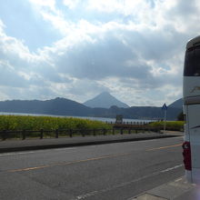 池田湖岸から開聞岳を望む
