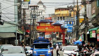 安価で便利な交通手段　ソンテウに乗ってワロロット市場まで