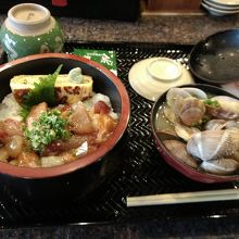 魚屋のまかない丼、貝汁付きで900円（税別）