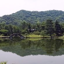 天神山と章魚頭姿山が池に写り込む景色