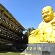 (宝覚寺)　にっこりと微笑む金色の大仏像で有名です