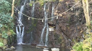 壁を伝って流れる滝