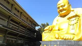 (宝覚寺)　にっこりと微笑む金色の大仏像で有名です