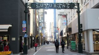 街灯に吊り下げられたオブジェが特徴です