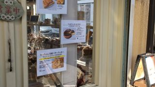 店舗左手に駐車場あり