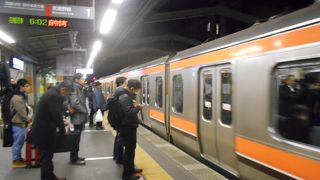 駅が少ない分、速度が出て早い。