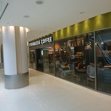 成田空港内のスタバ