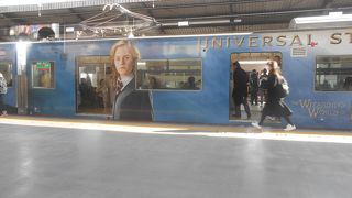 東京の山手線と違って行先が様々、快速電車に注意