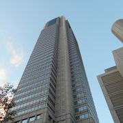 丹下健三デザインの独特の屋根を持つ超高層ビル