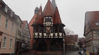 ２つの塔をもつ珍しい市庁舎