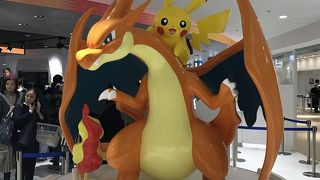 大きなリザードンの上にピカチュ―が！