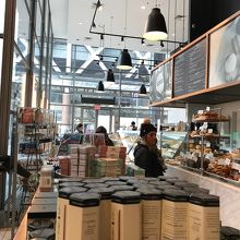 1階にあるDEAN&DELUCA