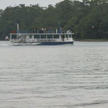 天橋立に沿って進む天橋立遊覧船。