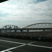 緩やかなアーチが連続して並ぶ新淀川を渡る橋です