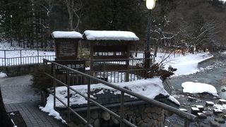 グランドホテルの前の四万川の河岸にある公衆温泉