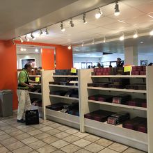 いろんな種類がありますが試食できるのでお土産にはずれがないよ