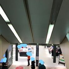 交差するエスカレーター